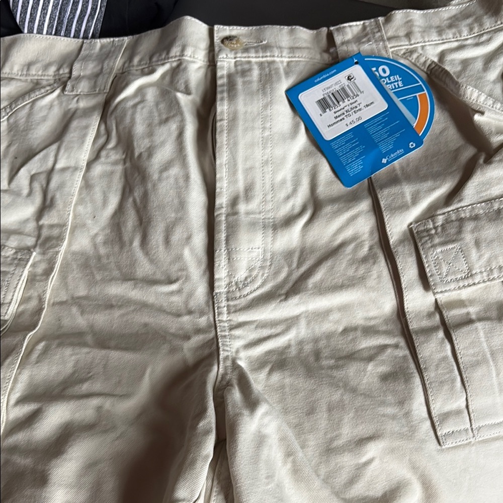Cream Cargo Shorts with Classic Fit and Textured Fabric